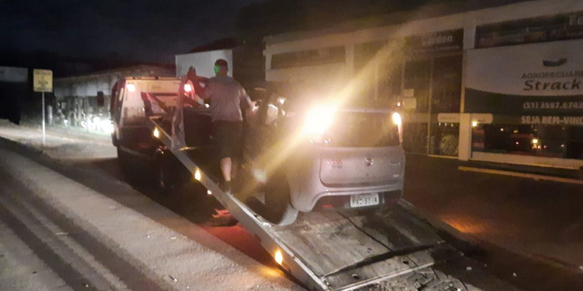 Motorista colide em poste e abandona veículo em Campo Bom