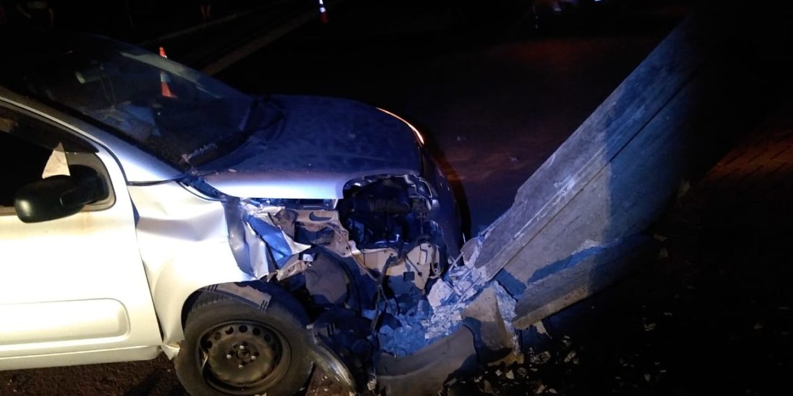 Motorista colide em poste e abandona veículo em Campo Bom