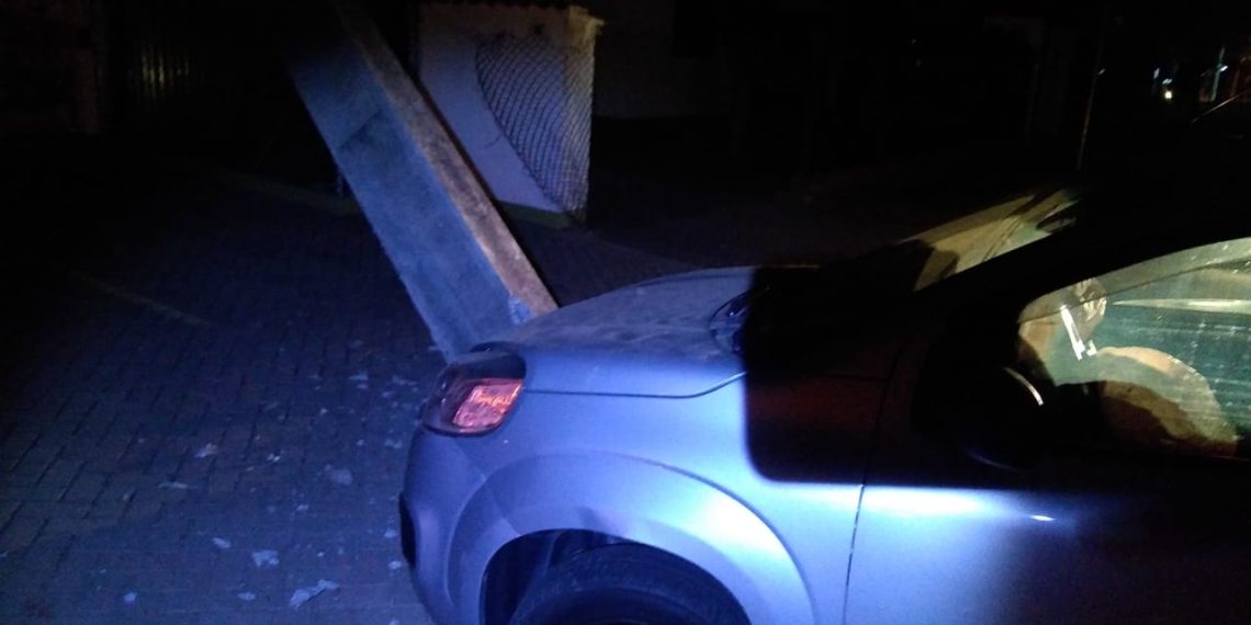 Motorista colide em poste e abandona veículo em Campo Bom