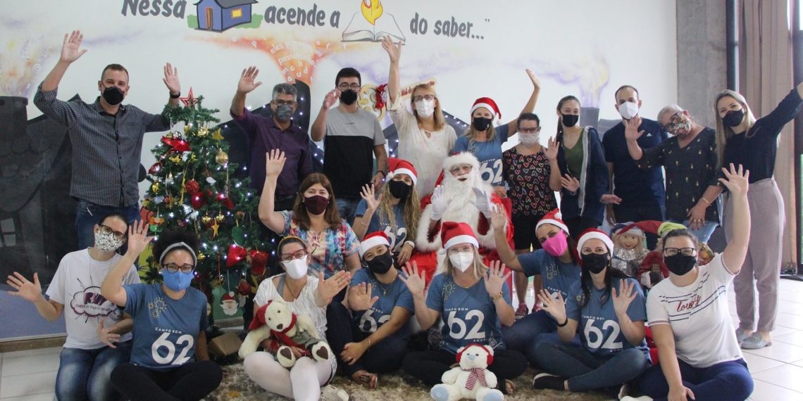 Entrega dos presentes da Árvore Solidária faz a alegria das crianças em Campo Bom