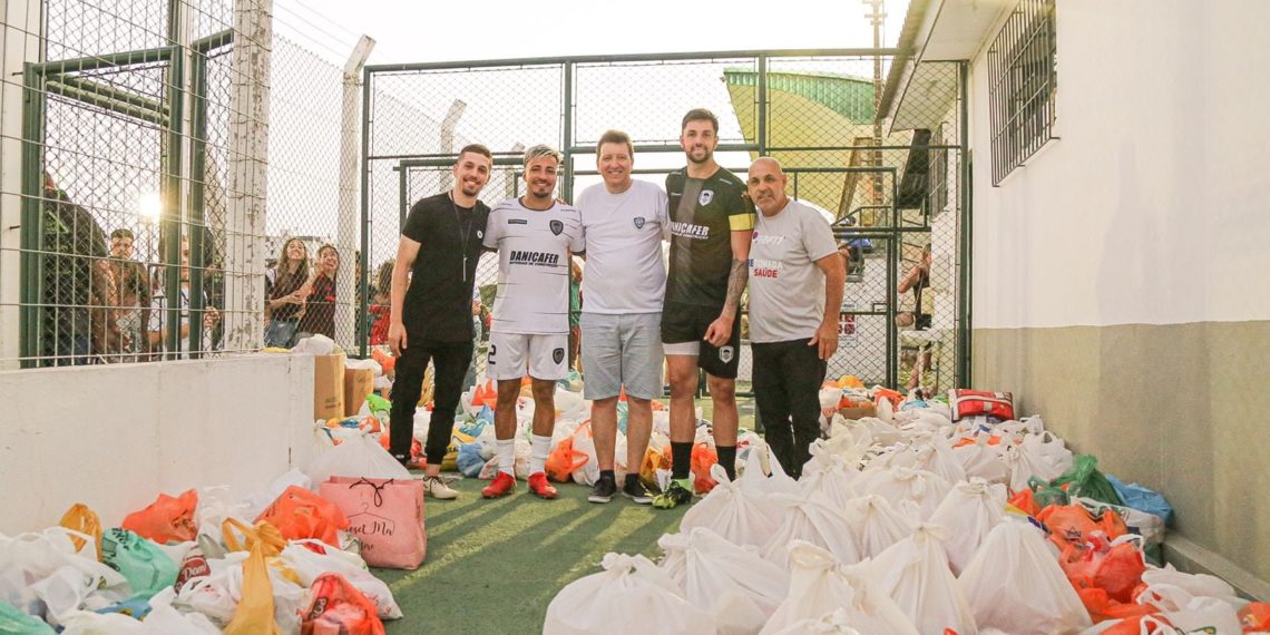 Partida beneficente no Sady Schmidt arrecada 3 toneladas de alimentos em Campo Bom