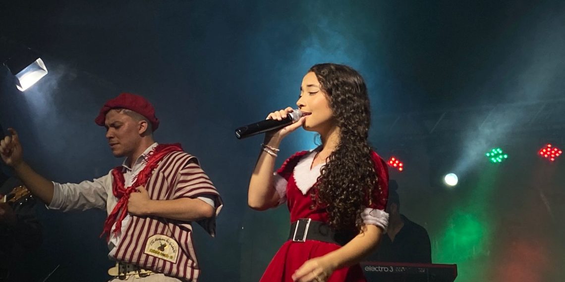 Luiza Barbosa recebe convidados no Natal na Praça em Sapiranga