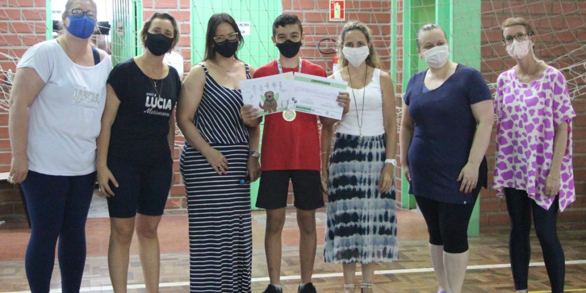 Alunos de Campo Bom recebem premiação do Desenho do Mascote da Proteção e Bem-Estar Animal
