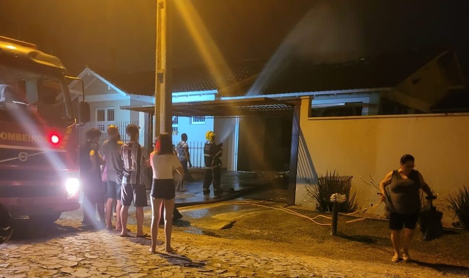 Incêndio atinge residência em Sapiranga