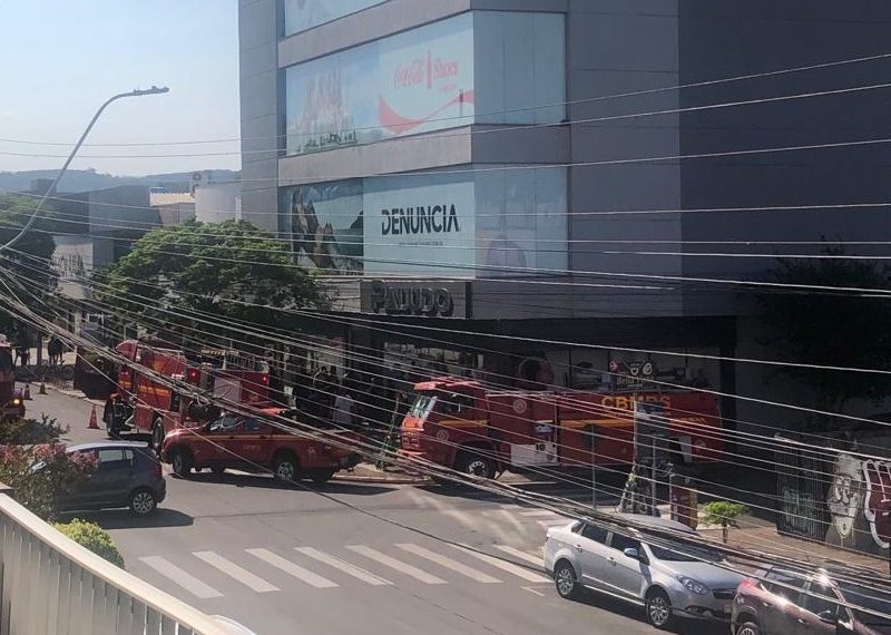 Incêndio atinge prédio de loja no Centro de Sapiranga