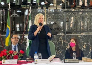 Prefeita de Sapiranga participa de sessão solene para homenagear o Dia da Bíblia