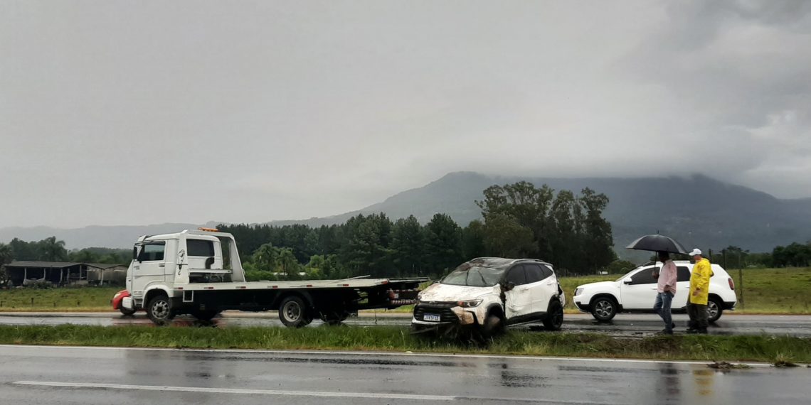 Aquaplanagem causa capotamento na RS-239 em Sapiranga