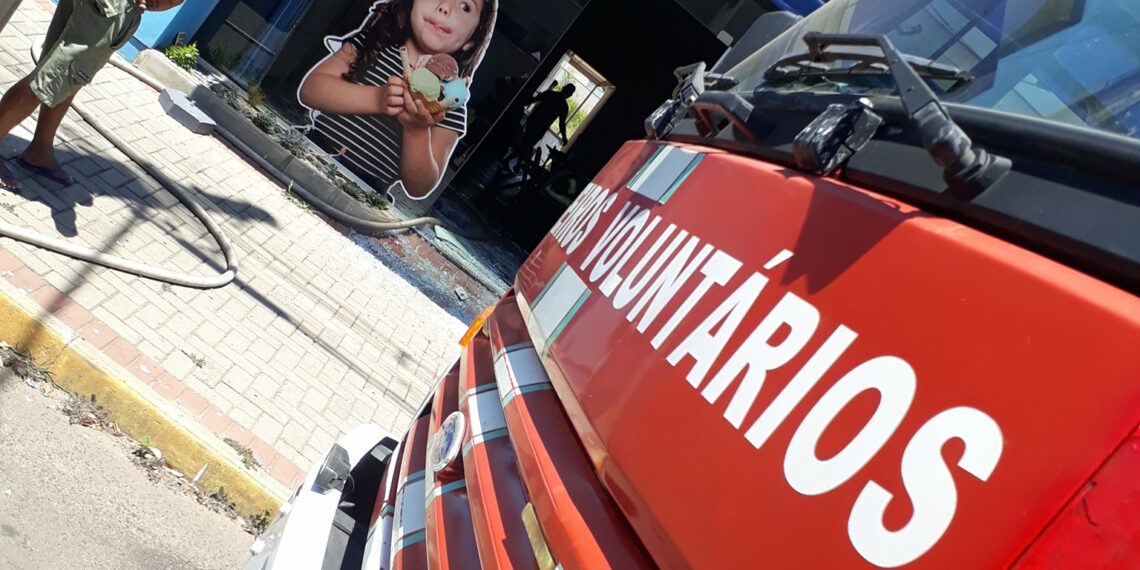 Bombeiros Voluntários controlam incêndio em comércio de Nova Hartz
