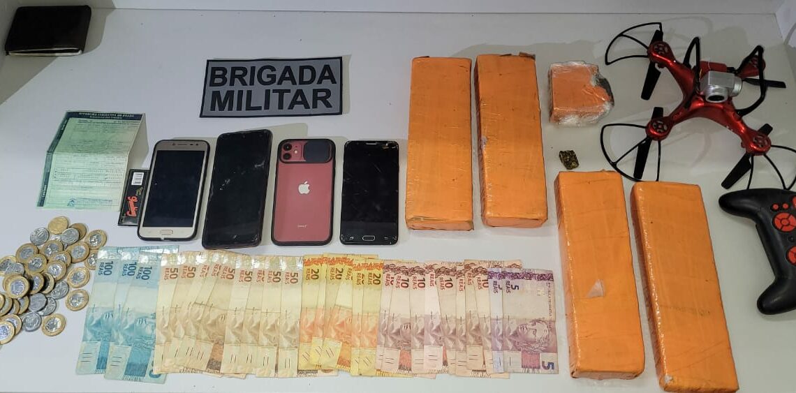 Dupla é detida com drogas, dinheiro, celulares e drone em Campo Bom pela BM