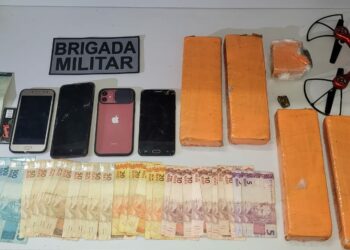 Dupla é detida com drogas, dinheiro, celulares e drone em Campo Bom pela BM