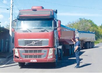 Trânsito de caminhões pesados em Sapiranga é alvo de fiscalização