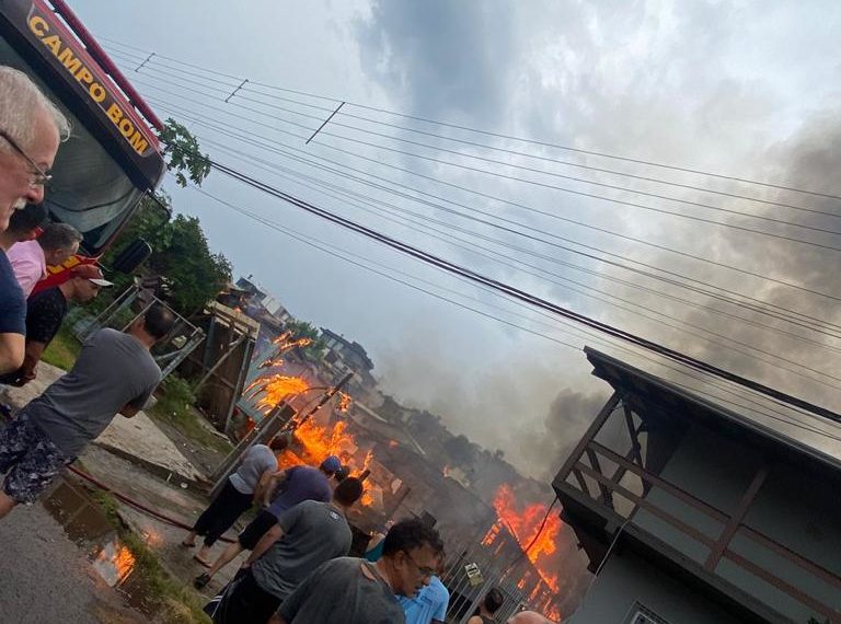 Incêndio destrói casas e deixa uma vítima no bairro Paulista em Campo Bom