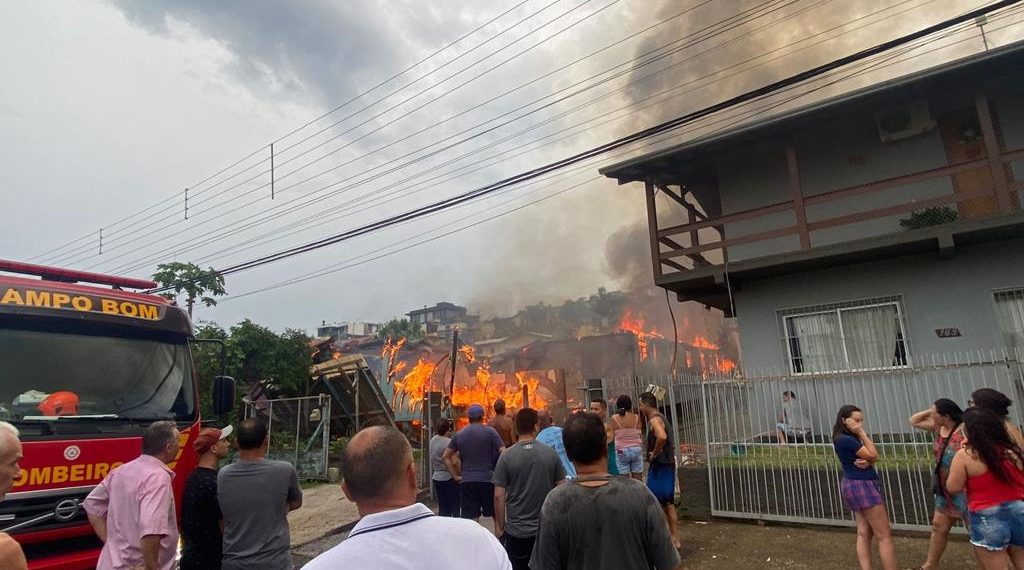 Incêndio destrói casas e deixa uma vítima no bairro Paulista em Campo Bom