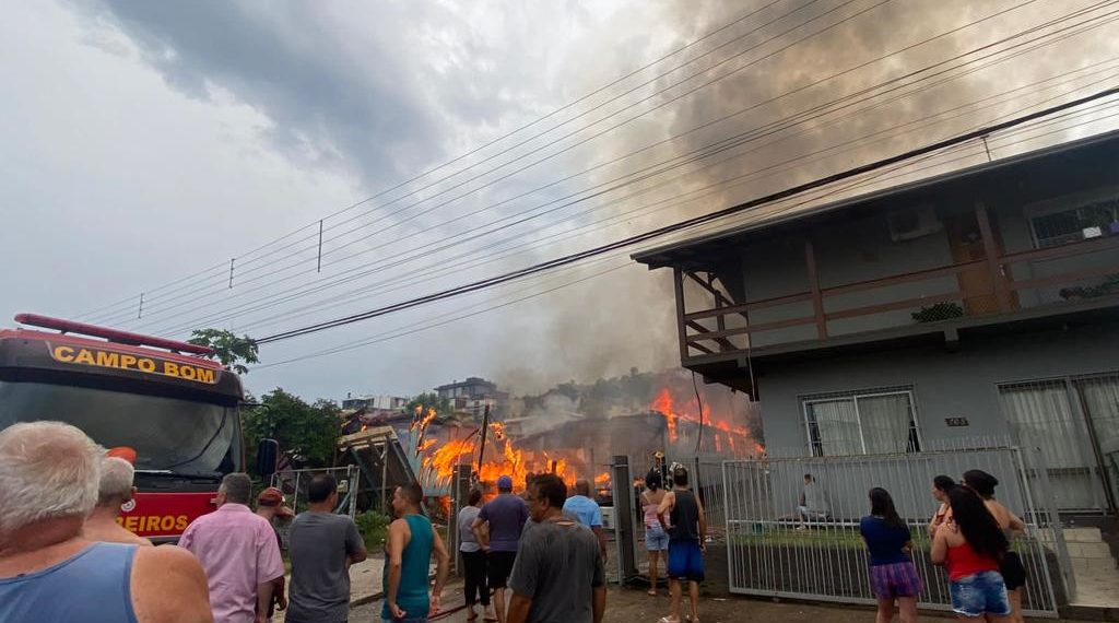 Incêndio destrói casas e deixa uma vítima no bairro Paulista em Campo Bom