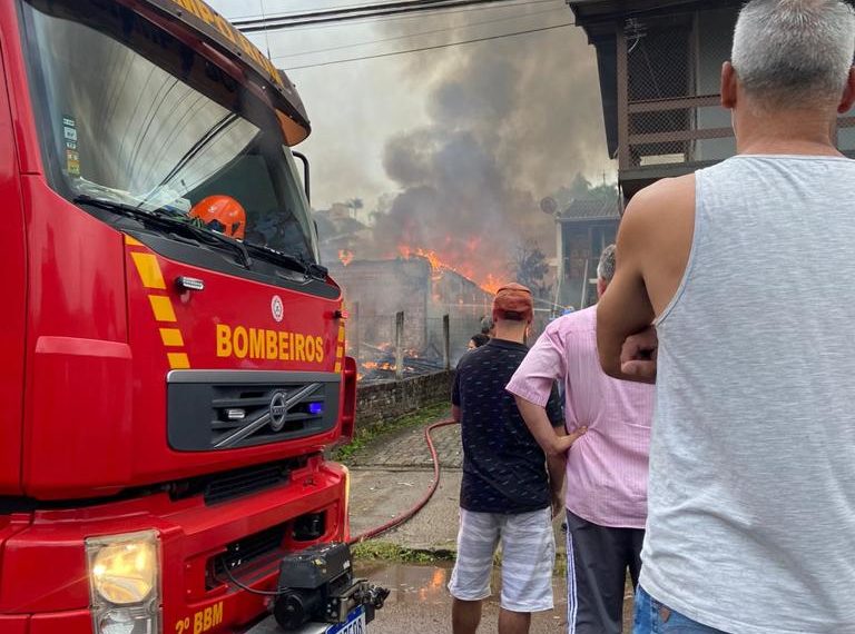Incêndio destrói casas e deixa uma vítima no bairro Paulista em Campo Bom