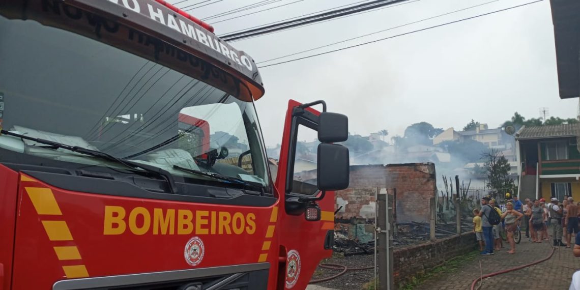 Incêndio destrói casas e deixa uma vítima no bairro Paulista em Campo Bom
