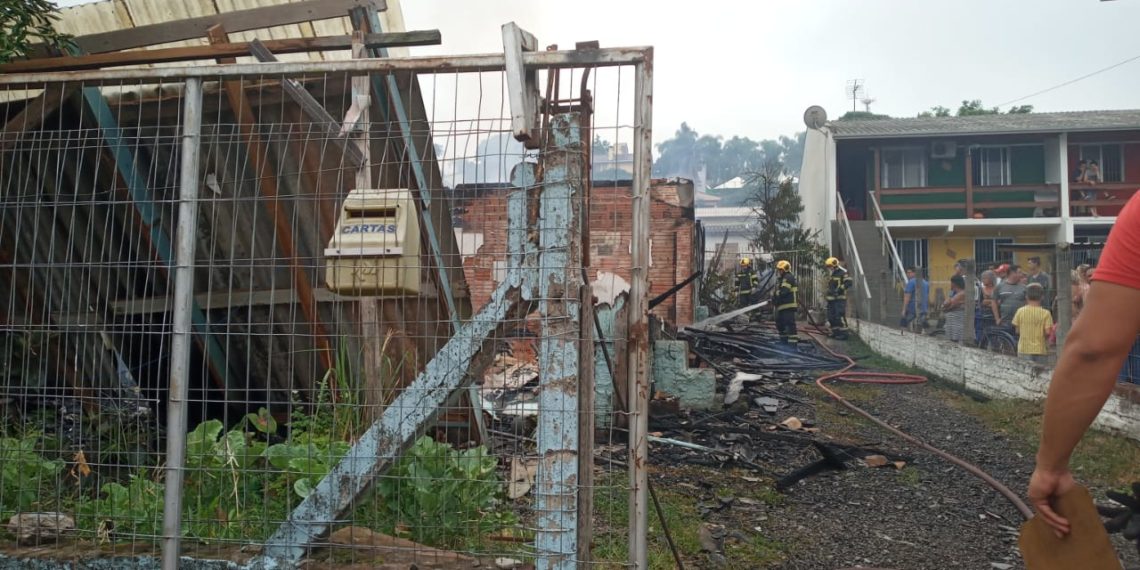 Incêndio destrói casas e deixa uma vítima no bairro Paulista em Campo Bom