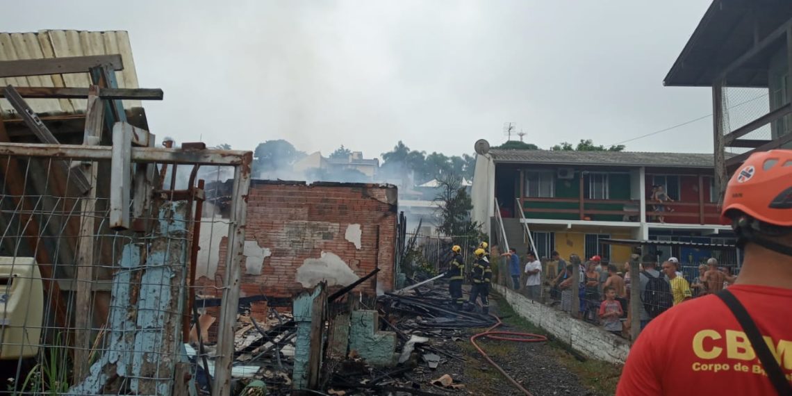Incêndio destrói casas e deixa uma vítima no bairro Paulista em Campo Bom