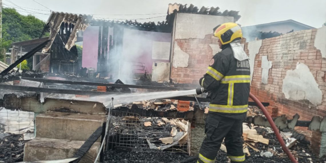 Incêndio destrói casas e deixa uma vítima no bairro Paulista em Campo Bom