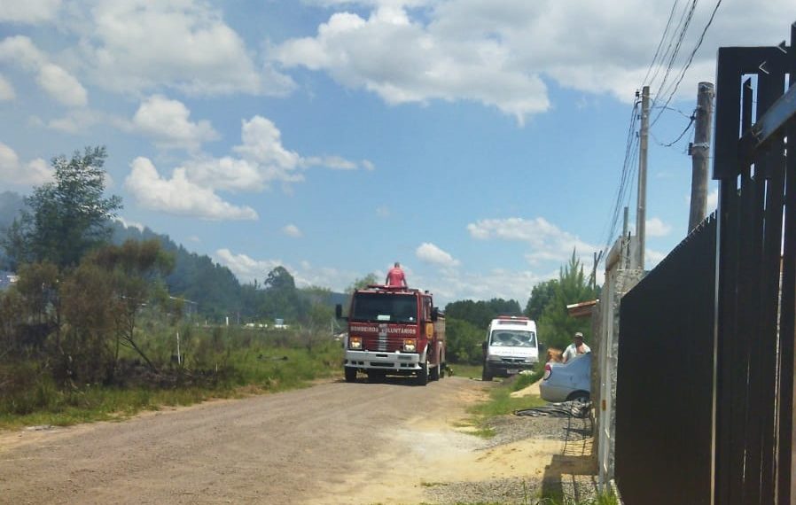 Bombeiros combatem incêndio de vegetação em Araricá