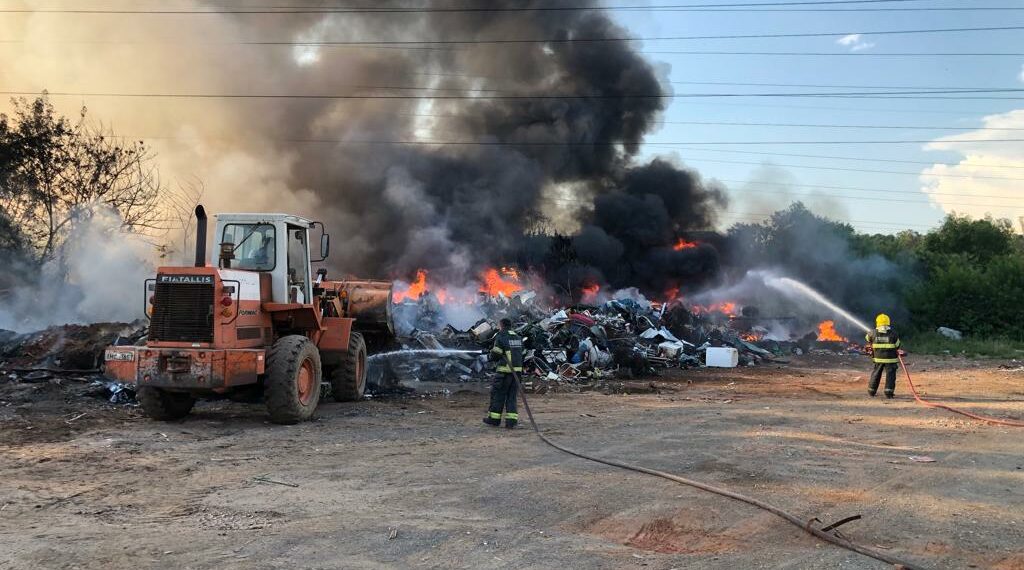 Bombeiros combatem incêndio em antigo depósito de sucatas de Campo Bom