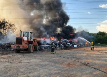 Bombeiros combatem incêndio em antigo depósito de sucatas de Campo Bom