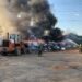 Bombeiros combatem incêndio em antigo depósito de sucatas de Campo Bom