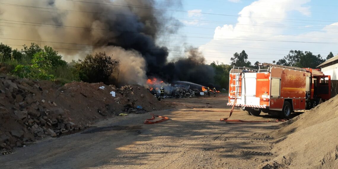 Bombeiros combatem incêndio em antigo depósito de sucatas de Campo Bom