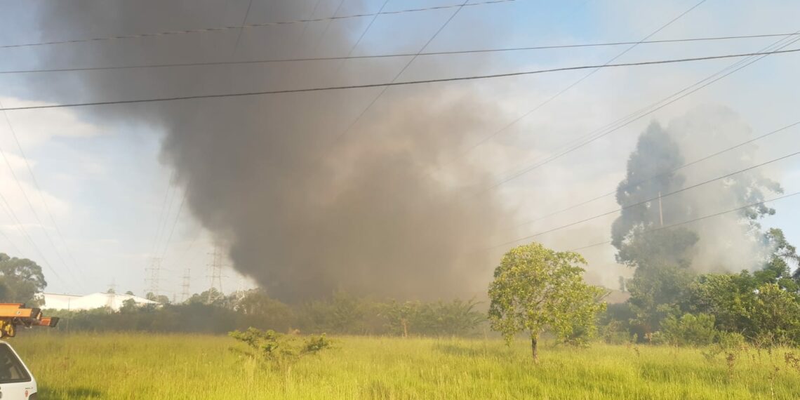 Bombeiros combatem incêndio em antigo depósito de sucatas de Campo Bom