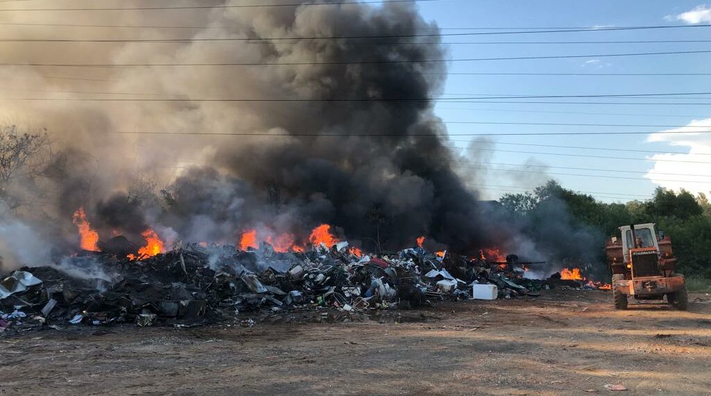Bombeiros combatem incêndio em antigo depósito de sucatas de Campo Bom