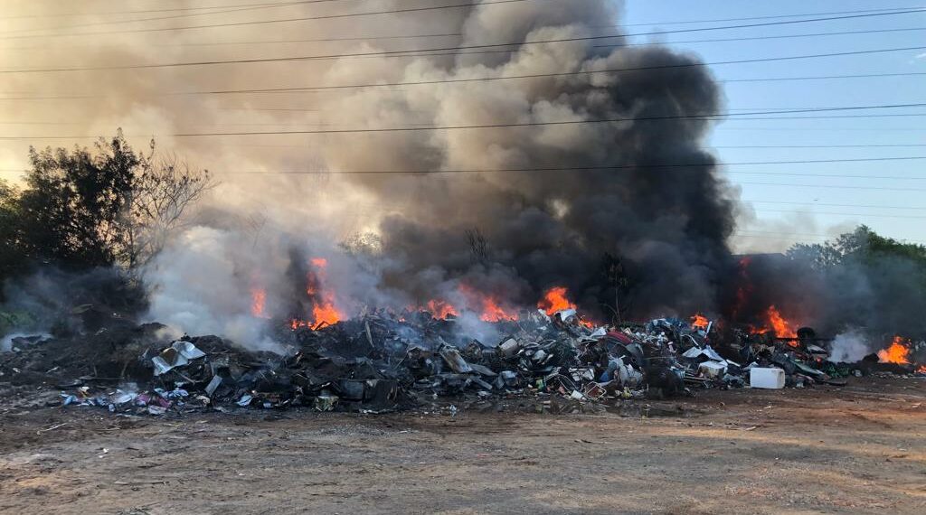 Bombeiros combatem incêndio em antigo depósito de sucatas de Campo Bom