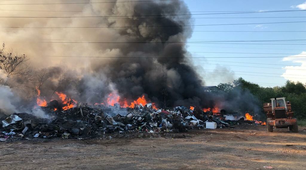 Bombeiros combatem incêndio em antigo depósito de sucatas de Campo Bom