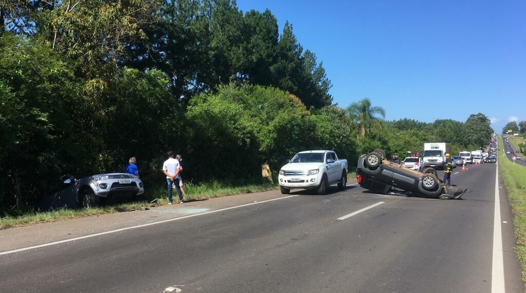 Colisão deixa trânsito em meia pista na RS-239 em Sapiranga