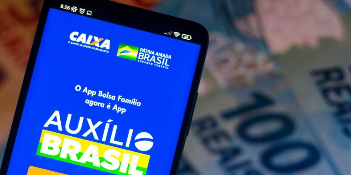 Auxílio Brasil deve injetar R$ 84 bilhões na economia em 2022, aponta estudo
