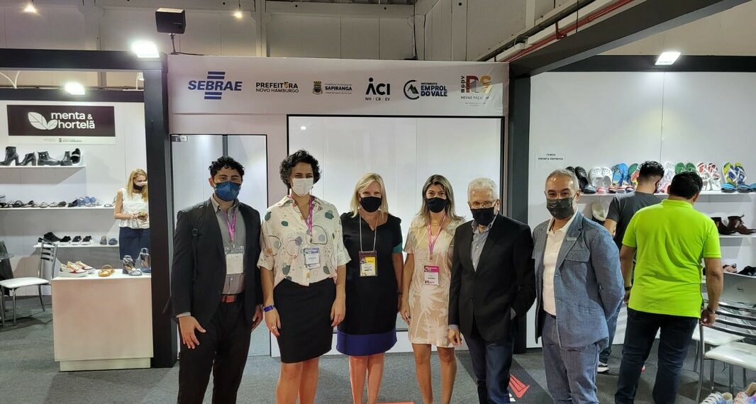 Prefeita de Sapiranga, Carina Nath, visita estandes da Couromoda em São Paulo