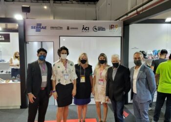 Prefeita de Sapiranga, Carina Nath, visita estandes da Couromoda em São Paulo