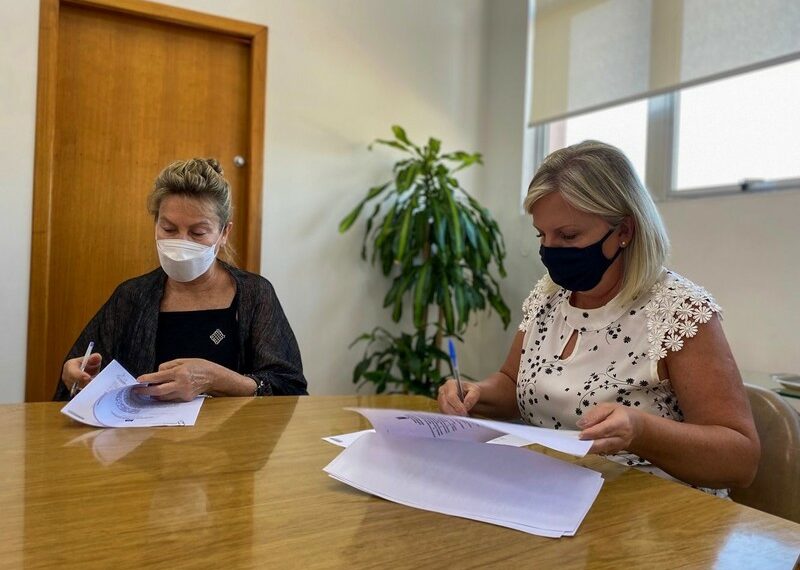 Prefeita de Sapiranga assina termos de convênios para proteção à mulher e a causa animal