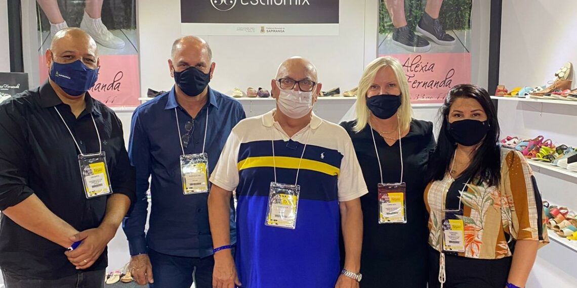 Prefeita de Sapiranga, Carina Nath, visita estandes da Couromoda em São Paulo