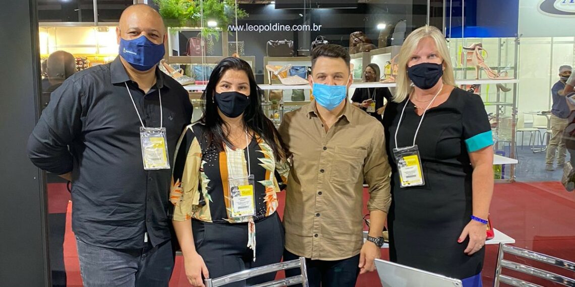 Prefeita de Sapiranga, Carina Nath, visita estandes da Couromoda em São Paulo