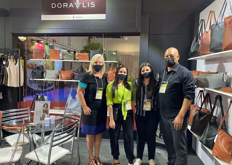 Prefeita de Sapiranga, Carina Nath, visita estandes da Couromoda em São Paulo