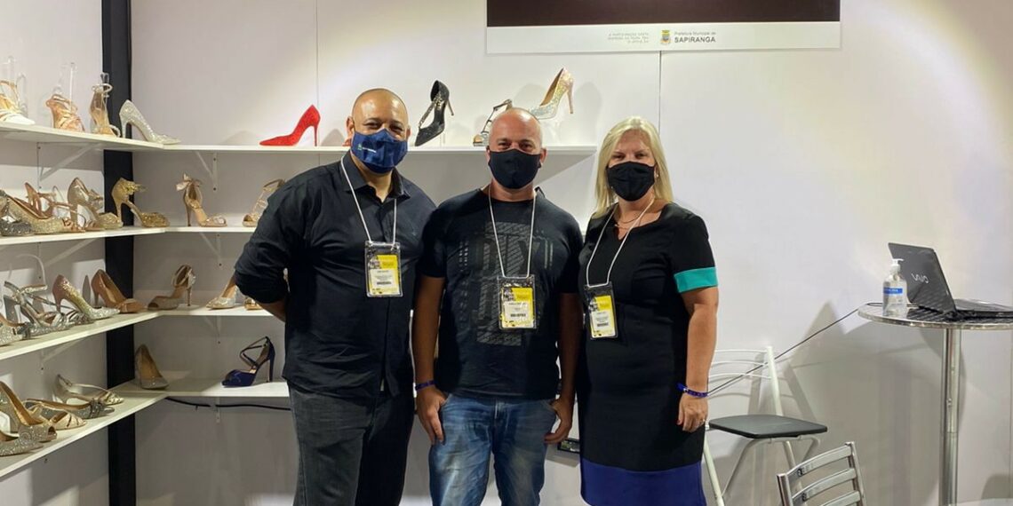Prefeita de Sapiranga, Carina Nath, visita estandes da Couromoda em São Paulo