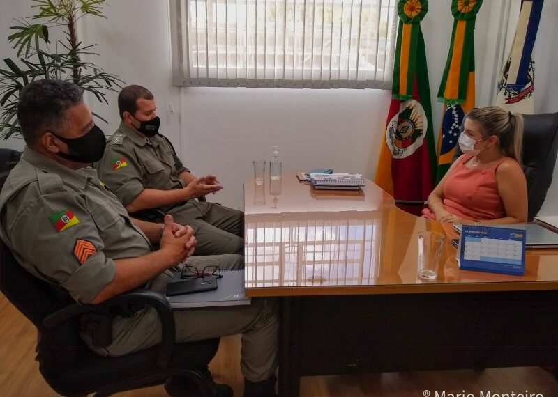 Reunião entre oficial da Brigada Militar e presidente da Câmara de Campo Bom