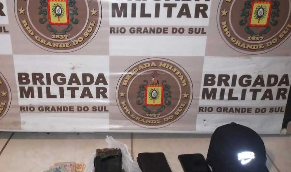Jovens em moto com placa de Sapiranga são presos por tráfico de drogas em Parobé