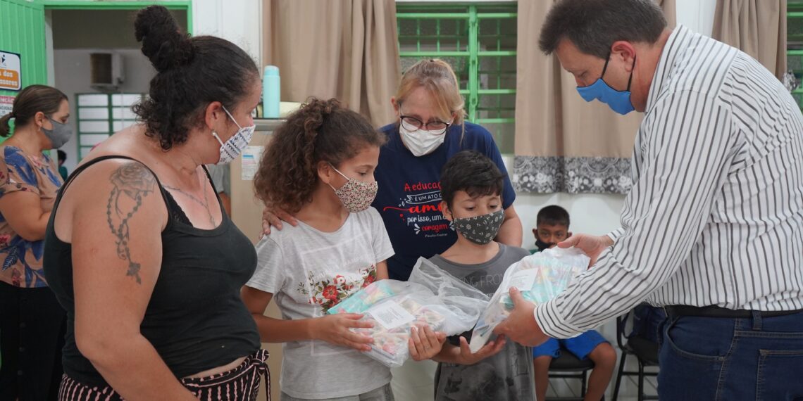 Campo Bom distribui kits de material escolar para alunos da rede municipal de ensino