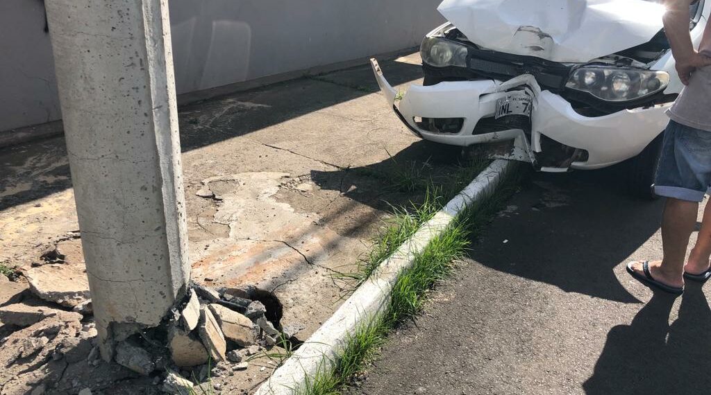 Motorista perde o controle e se choca com poste em Sapiranga