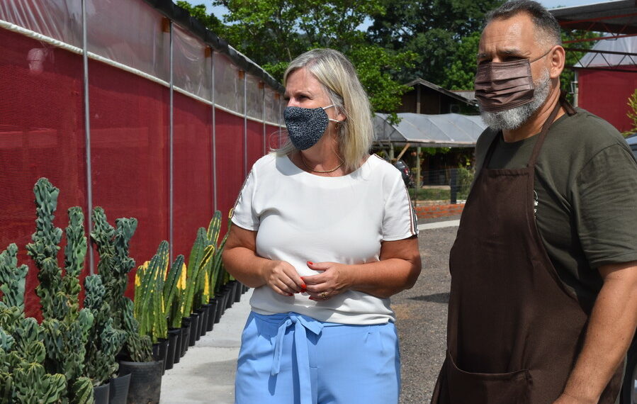 Prefeita de Sapiranga, Carina Nath visita a 1ª fazenda de suculentas aberta ao público da região