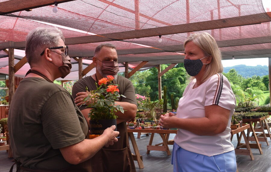 Prefeita de Sapiranga, Carina Nath visita a 1ª fazenda de suculentas aberta ao público da região