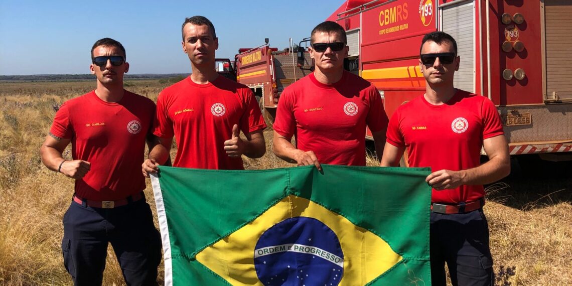 Bombeiros militares de Sapiranga e Campo Bom auxiliam no combate a um incêndio florestal de grandes proporções na Argentina
