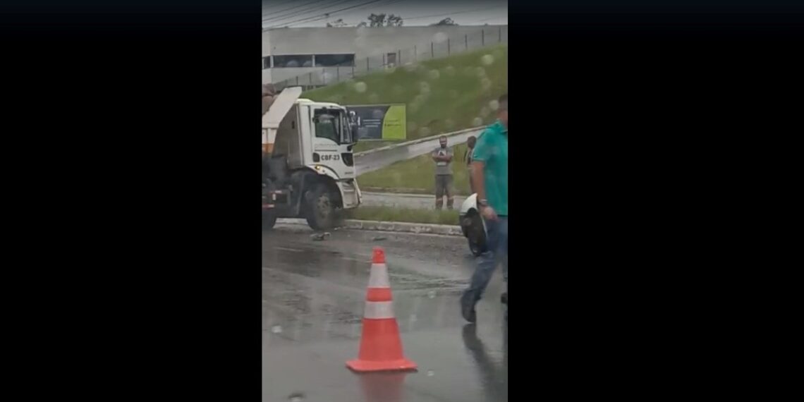 Acidente entre caminhões é registrado na RS-239, em Campo Bom