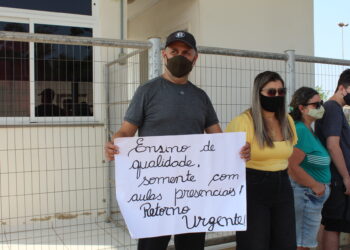 Pais de alunos fazem manifestação em frente ao IFSul, de Sapiranga